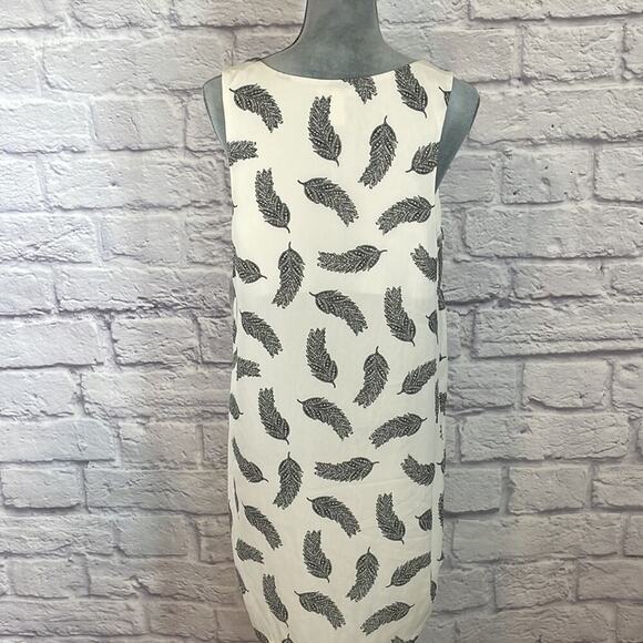 🤩3 for $30 Bundle Deal🤩
H&M feather shift dress - Picture 2 of 7